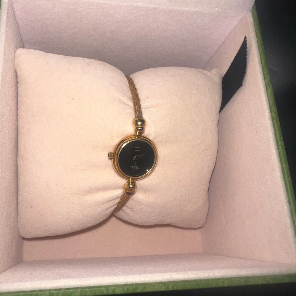 Gucci vintage ladies wire watch
